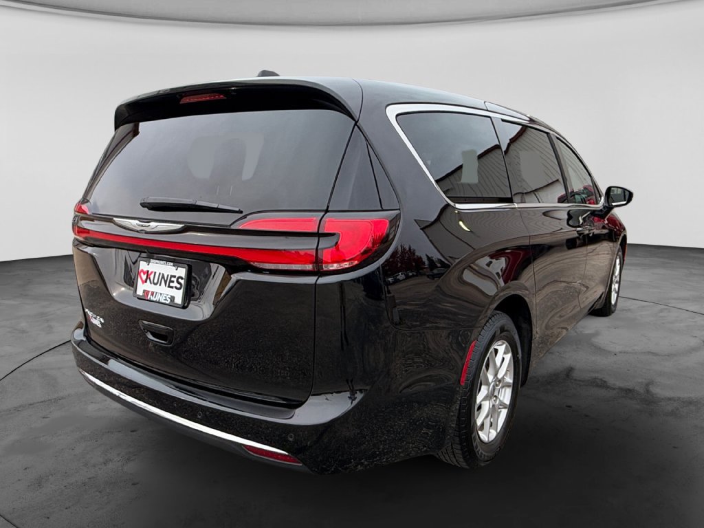 Used 2025 Chrysler Pacifica Select FWD image 9