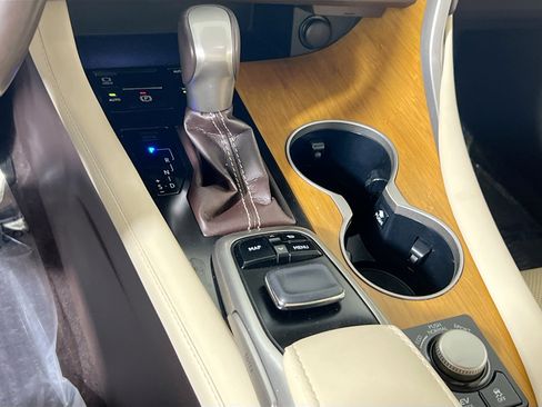 Used 2018 Lexus RX 450h AWD image 17