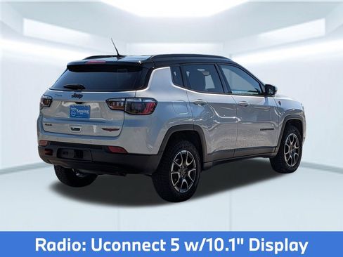 Used 2025 Jeep Compass Trailhawk w/ Trailer Tow Group AWD/4WD image 7