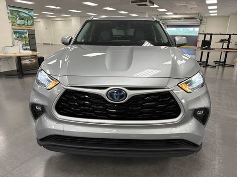 Used 2022 Toyota Highlander XLE AWD/4WD image 2