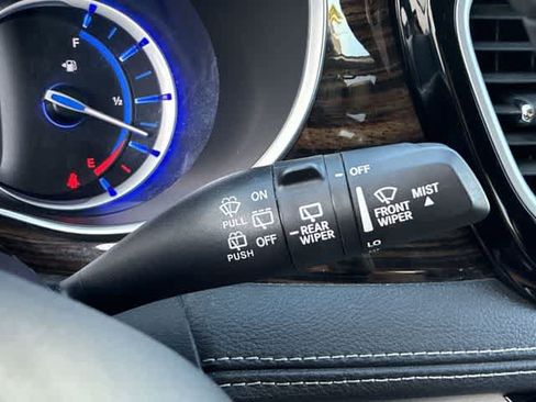 Used 2023 Chrysler Pacifica Limited FWD image 28