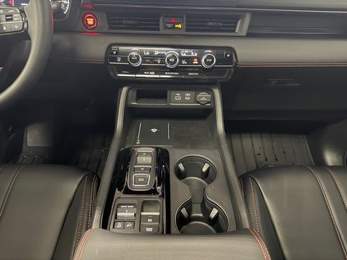 Used 2025 Honda Pilot TrailSport image 14