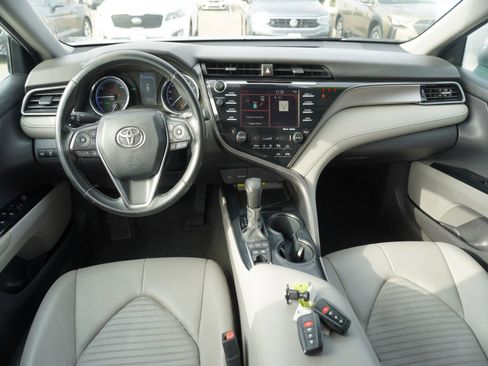 Used 2020 Toyota Camry SE w/ Sunroof Package image 2