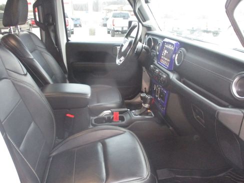 Used 2020 Jeep Gladiator Overland image 12
