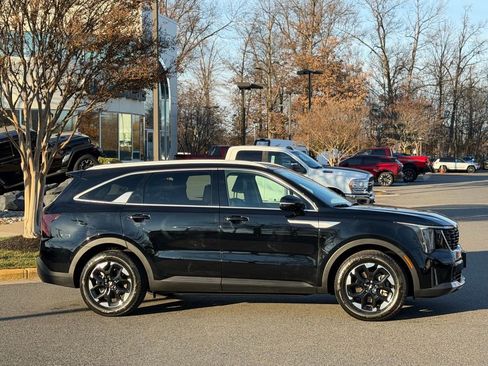Used 2025 Kia Sorento S image 5
