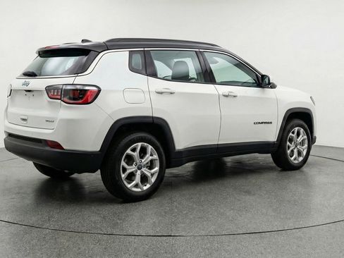 Used 2025 Jeep Compass Latitude AWD/4WD image 9