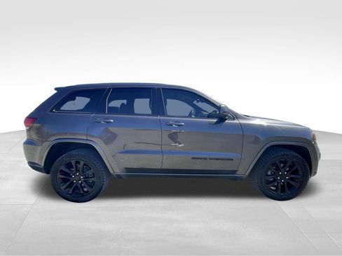 Used 2018 Jeep Grand Cherokee Altitude image 12