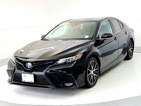 Used 2022 Toyota Camry SE image 2