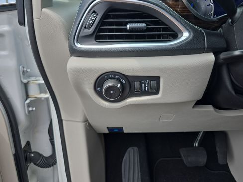 Used 2023 Chrysler Pacifica Limited w/ Uconnect Theater Family Group AWD/4WD image 33