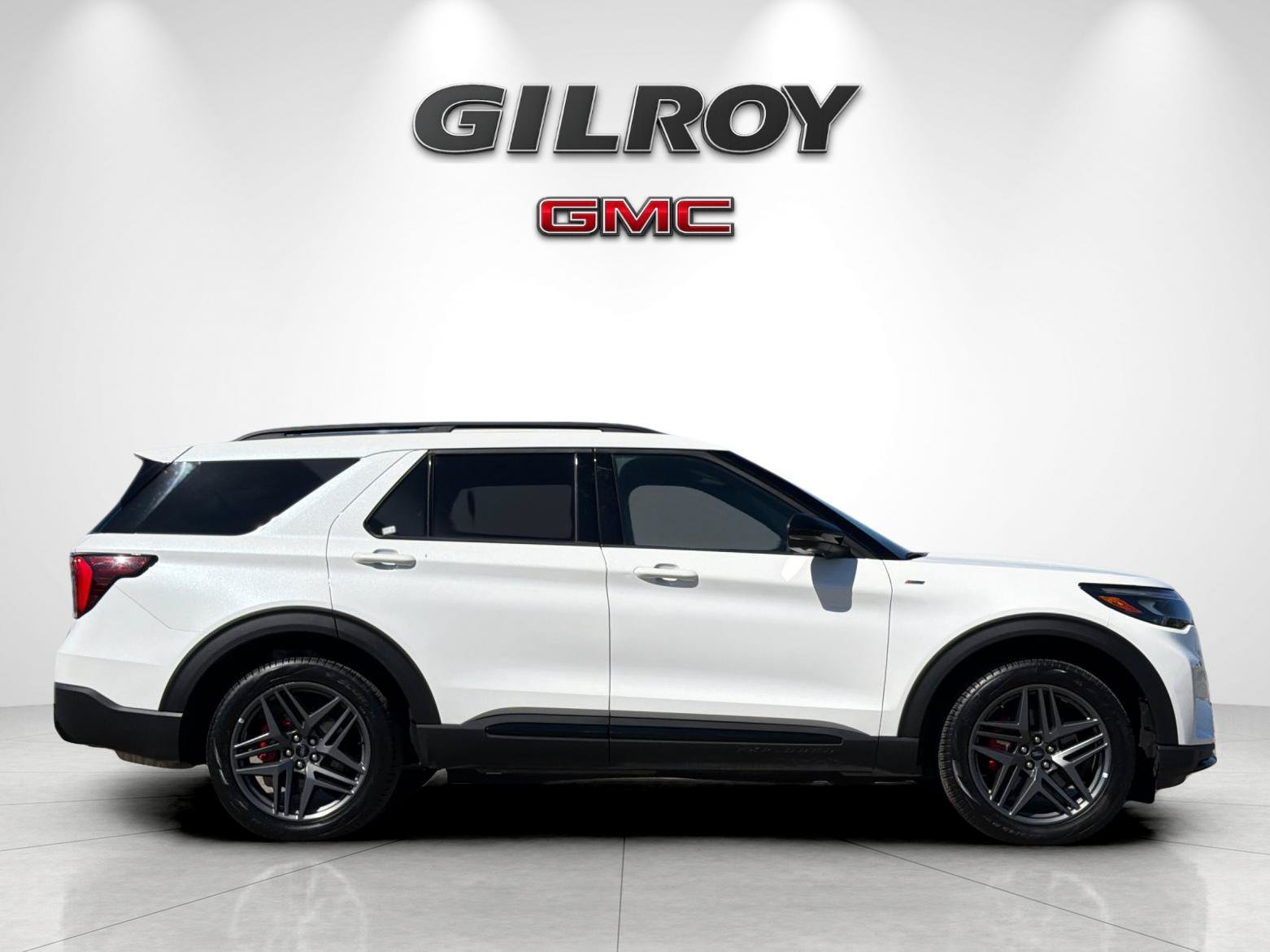 Used 2025 Ford Explorer ST-Line w/ ST-Line Street Pack AWD/4WD image 2