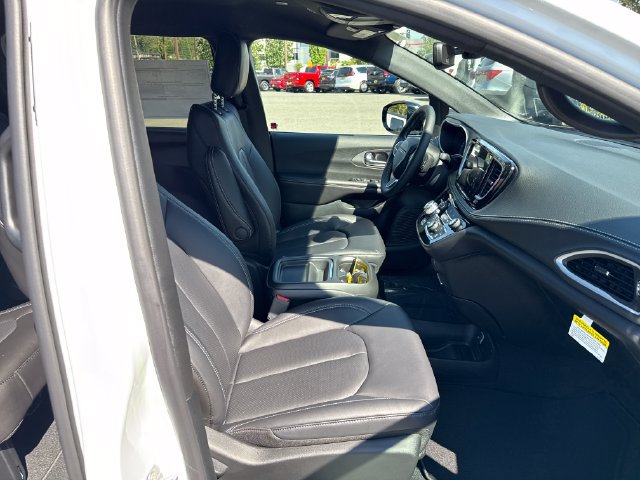 New 2027 Chrysler Pacifica Select AWD/4WD image 9