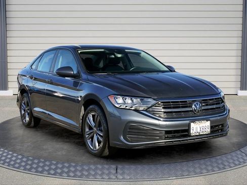 Used 2024 Volkswagen Jetta SE image 1