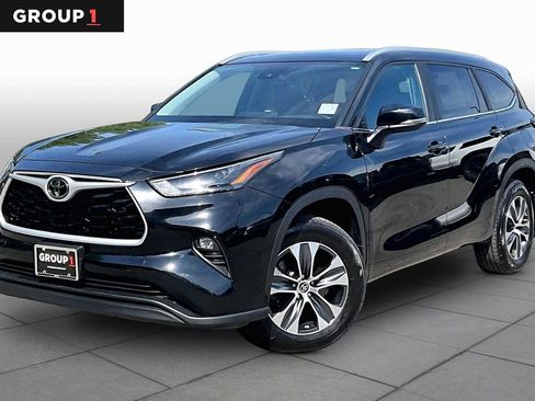Used 2023 Toyota Highlander XLE AWD/4WD image 1