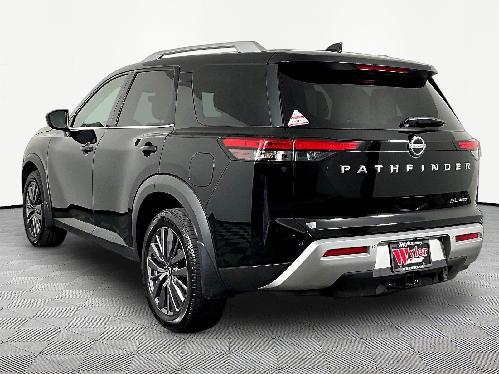 Used 2023 Nissan Pathfinder SL w/ SL Premium Package AWD/4WD image 4