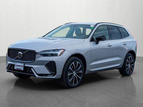 Used 2025 Volvo XC60 B5 Plus image 3