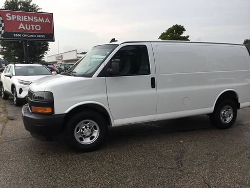 Used 2019 Chevrolet Express 2500 w/ Driver Convenience Package RWD image 12