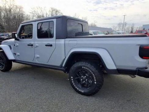 Certified 2024 Jeep Gladiator Sport AWD/4WD image 6