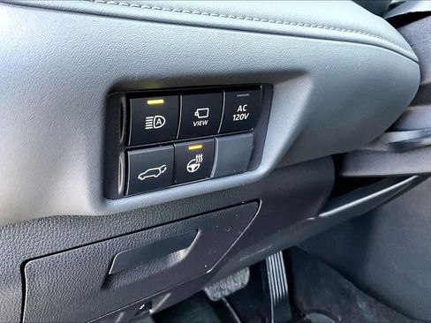 Used 2025 Toyota Highlander Platinum AWD/4WD image 32