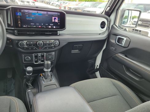Used 2025 Jeep Wrangler Unlimited Sahara AWD/4WD image 17