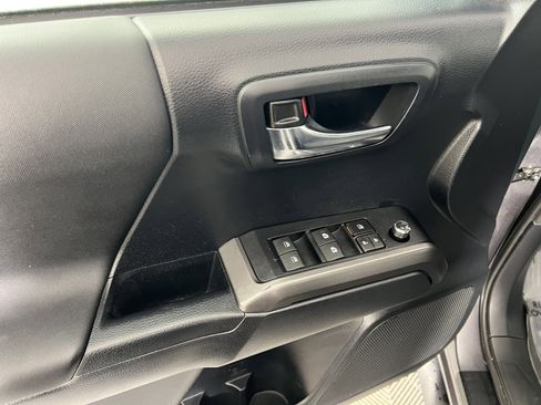 Used 2018 Toyota Tacoma TRD Off-Road image 16