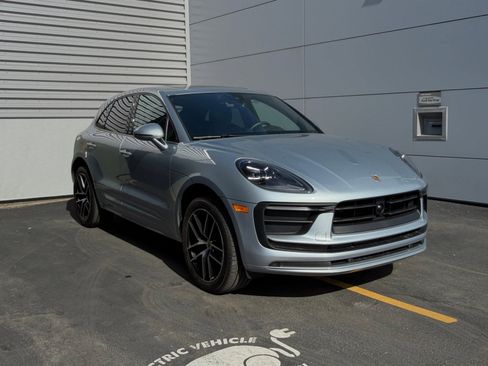 Certified 2025 Porsche Macan AWD/4WD image 5