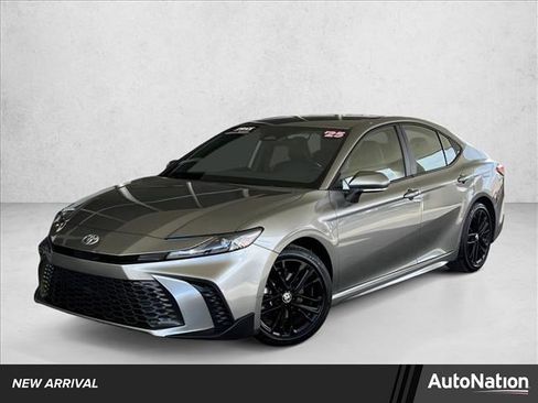 Used 2025 Toyota Camry SE image 1