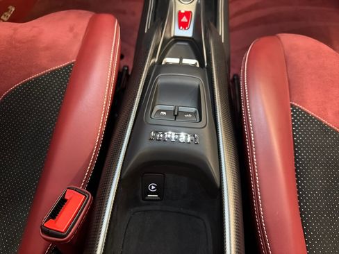 Used 2021 Ferrari F8 Tributo image 34