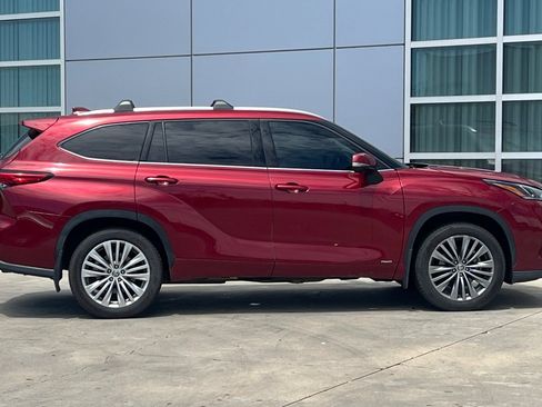 Used 2023 Toyota Highlander Platinum AWD/4WD image 3