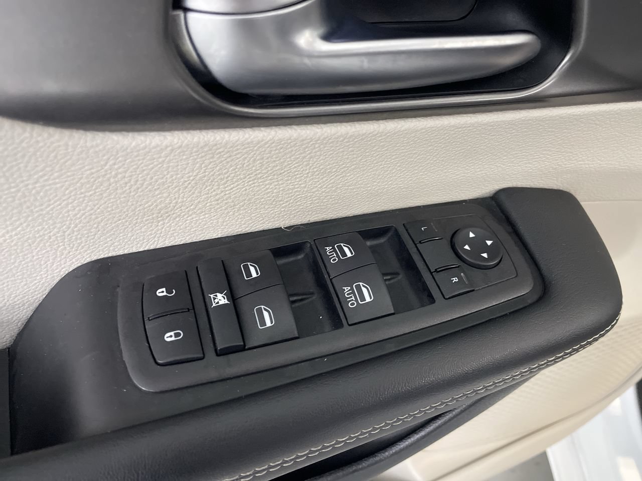 Used 2023 Chrysler Pacifica Touring-L FWD image 12
