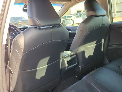 Used 2018 Toyota Camry SE w/ Convenience Package FWD image 16