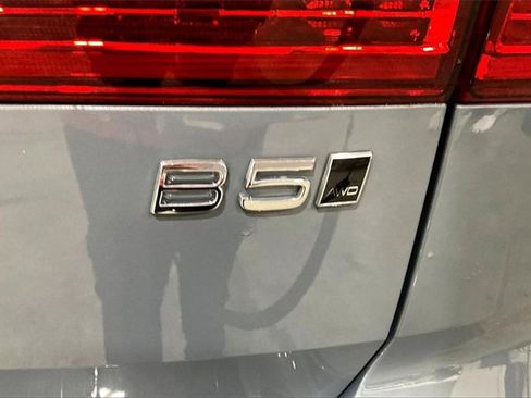 Certified 2023 Volvo XC60 B5 Plus w/ Climate Package image 8