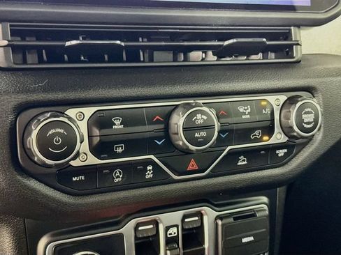 Used 2024 Jeep Gladiator Sport AWD/4WD image 25