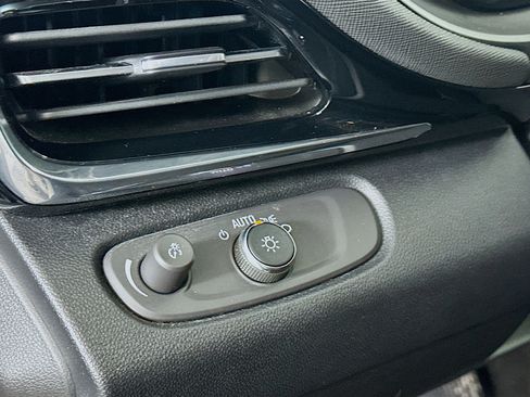 Used 2025 Buick Envista Sport Touring image 18