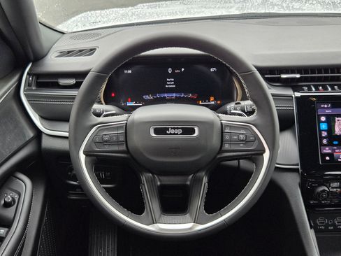 Used 2025 Jeep Grand Cherokee 4WD image 32