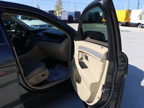 Used 2019 Ford Taurus SE image 13