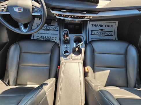 Used 2025 Cadillac XT4 Premium Luxury image 18