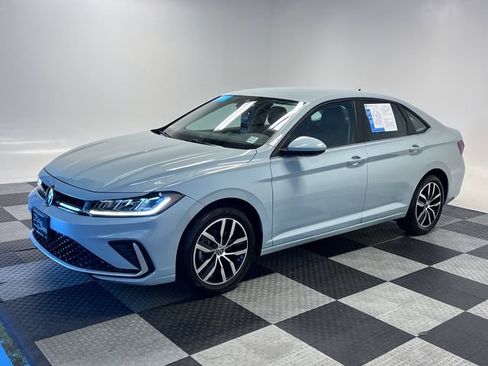 Certified 2025 Volkswagen Jetta SE FWD image 3
