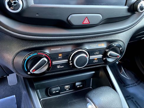 Certified 2025 Kia Soul LX w/ LX Technology Package FWD image 15