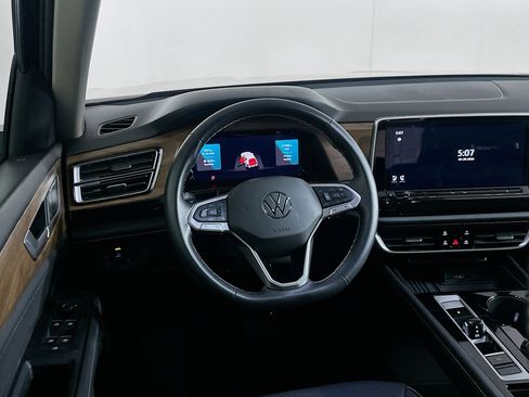 Used 2025 Volkswagen Atlas SE image 18