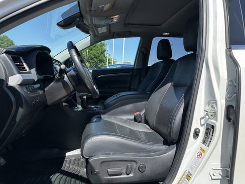 Used 2019 Toyota Highlander Limited w/ Carpet Mat Package (TMS) AWD/4WD image 12