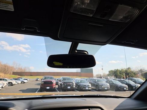 Used 2019 Nissan Titan SV w/ SV Convenience Package image 12