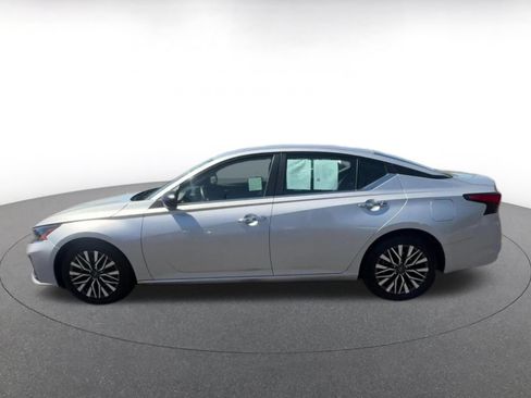 Used 2024 Nissan Altima 2.5 SV FWD image 9
