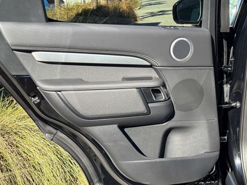 New 2025 Land Rover Discovery Dynamic SE image 12