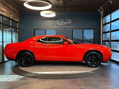 Used 2016 Dodge Challenger SXT RWD image 2