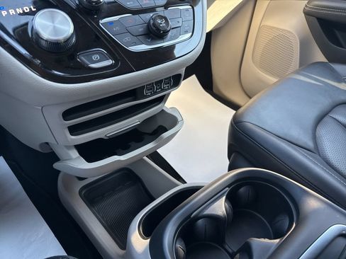 Used 2024 Chrysler Pacifica Limited FWD image 23