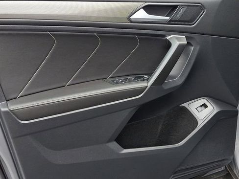 Used 2024 Volkswagen Tiguan SE image 13