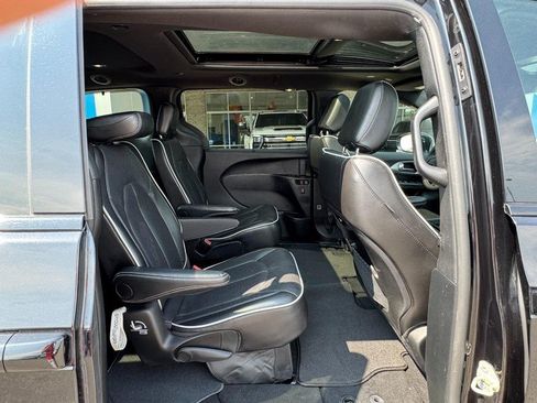 Used 2025 Chrysler Pacifica Limited FWD image 10