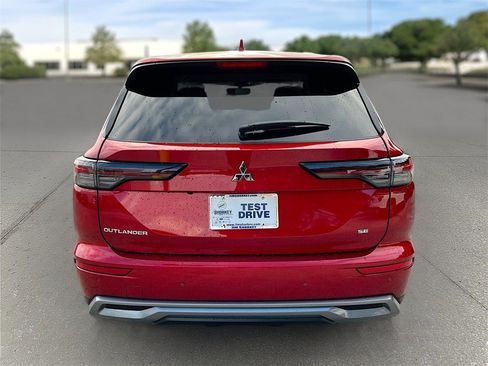 New 2025 Mitsubishi Outlander SE image 5
