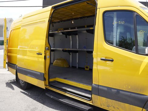 Used 2021 Mercedes-Benz Sprinter 2500 image 15