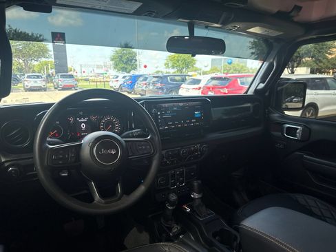 Used 2024 Jeep Gladiator Sport AWD/4WD image 6